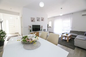Interior - Beachfront Holiday Villa Corluka (Kaštel Kambelovac)
