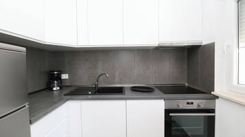 Refrigerador, microondas, horno, placa de cocina