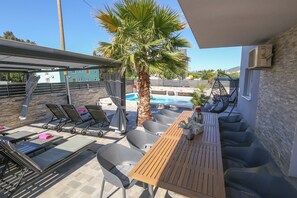 Outdoor dining - Beachfront Holiday Villa Corluka (Kaštel Kambelovac)