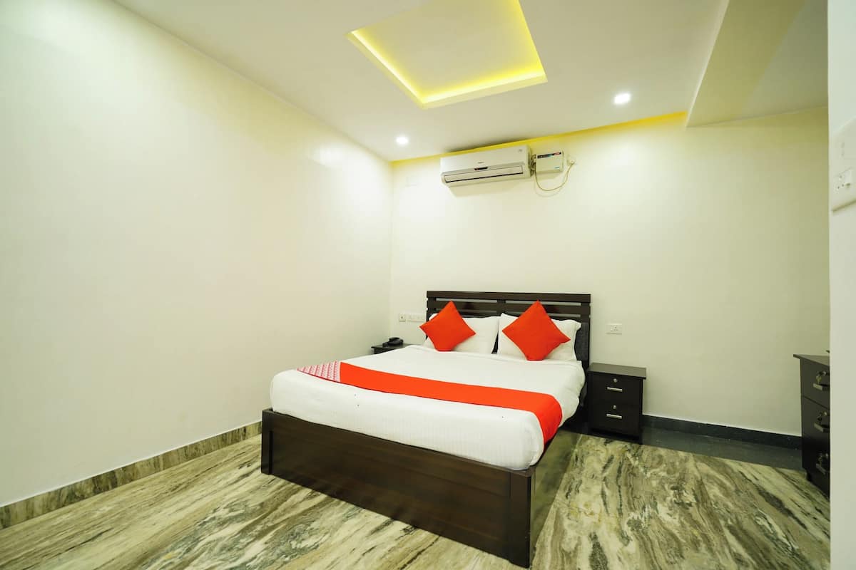 Classic Double or Twin Room | Laptop workspace, bed sheets