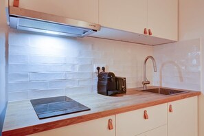 Frigorifero, microonde, piano cottura, macchina per tè/caffè