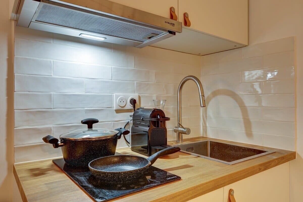 Fridge, microwave, stovetop, coffee/tea maker