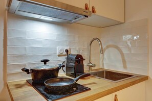 Een koelkast, een microgolfoven, een kookplaat