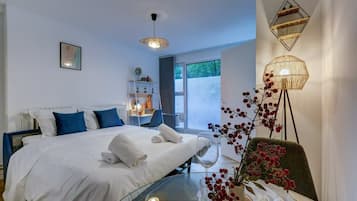 3 slaapkamers, een bureau, een strijkplank/strijkijzer, reisbedje