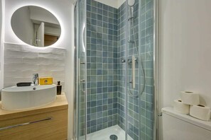 Dusche, Haartrockner, Handtücher