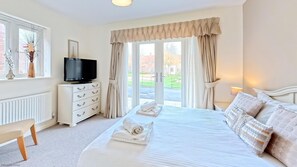 4 bedrooms, iron/ironing board, free WiFi, bed sheets - Coastal Cottage - Balcony sleeping 10 in 4 bedrooms - refurbished (Filey)