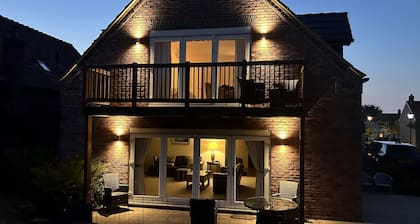 Coastal Cottage - Balcony sleeping 10 in 4 bedrooms - refurbished