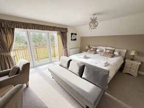 4 bedrooms, iron/ironing board, free WiFi, bed sheets - Coastal Cottage - Balcony sleeping 10 in 4 bedrooms - refurbished (Filey)