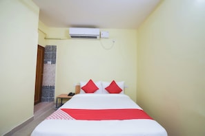 Classic Double or Twin Room | Laptop workspace, bed sheets - Super OYO Flagship Prafulla Devi Guest (Barasat)