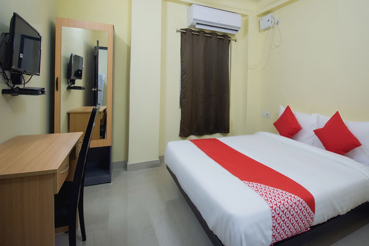 Classic Double or Twin Room | Laptop workspace, bed sheets