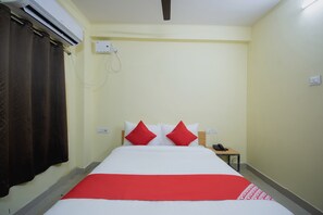 Dobbelt- eller tomannsrom – classic | Skrivebord for bærbar PC og sengetøy