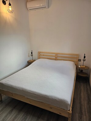 2 bedrooms, desk, free WiFi, bed sheets - Quiet, small house in the hills above Toulon, close to all amenities. (LE REVEST LES EAUX)