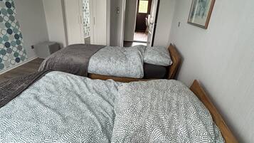 2 Schlafzimmer, Schreibtisch, Reisekinderbett, kostenloses WLAN