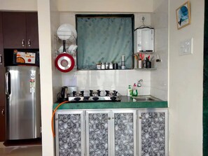 Réfrigérateur, micro-ondes, four, plaque de cuisson