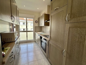 Fridge, microwave, dishwasher, coffee/tea maker - Family apartment in Royan city center, 6/8 people, elevator (Royan)