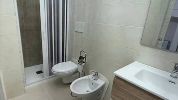 Secador de cabelo, toalhas de banho, sabonete, papel higiênico