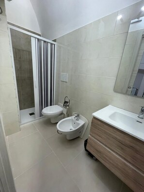 Hårføner, håndklær, såpe og toalettpapir