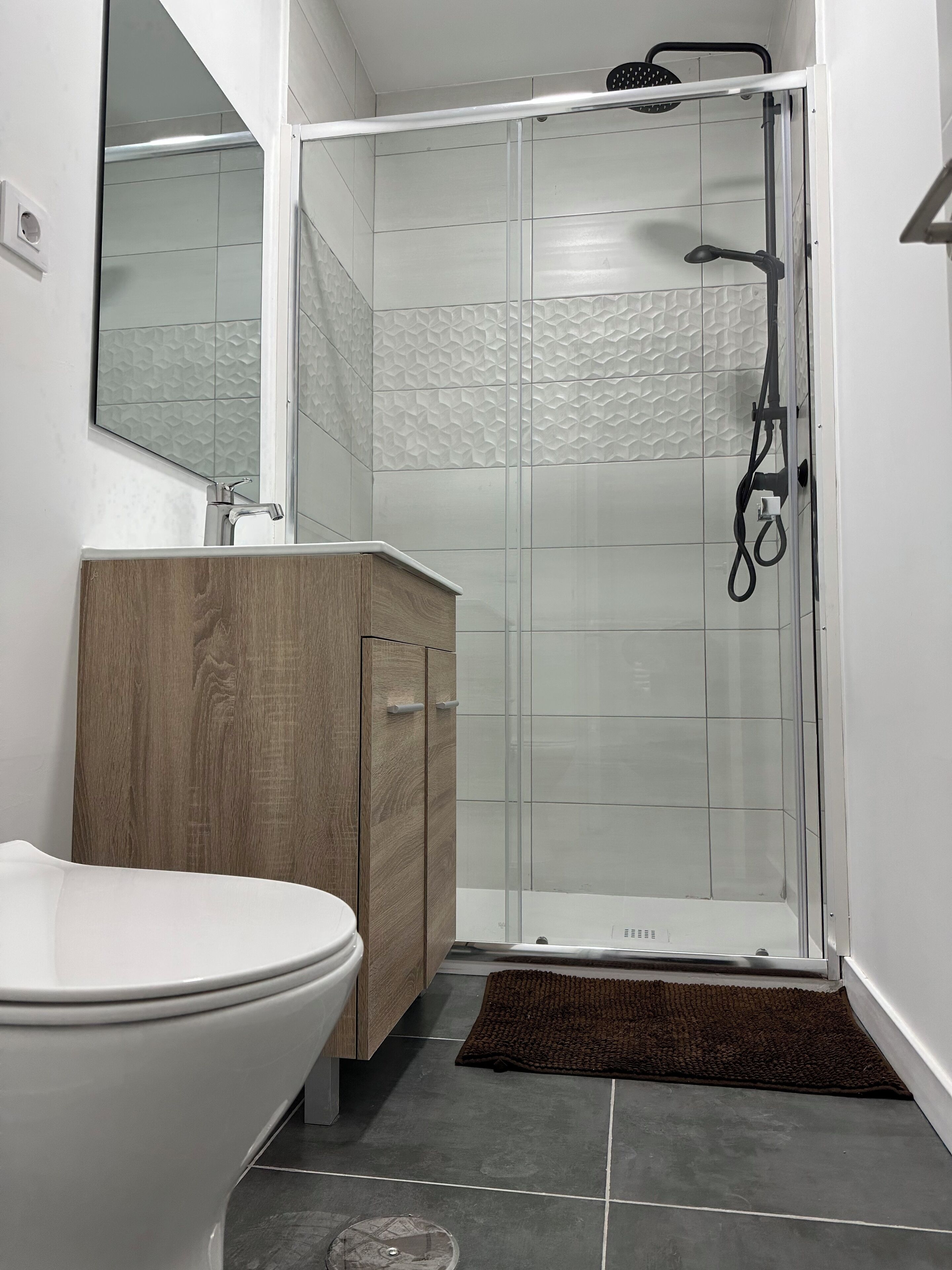 Ducha, toallas, jabón y papel higiénico