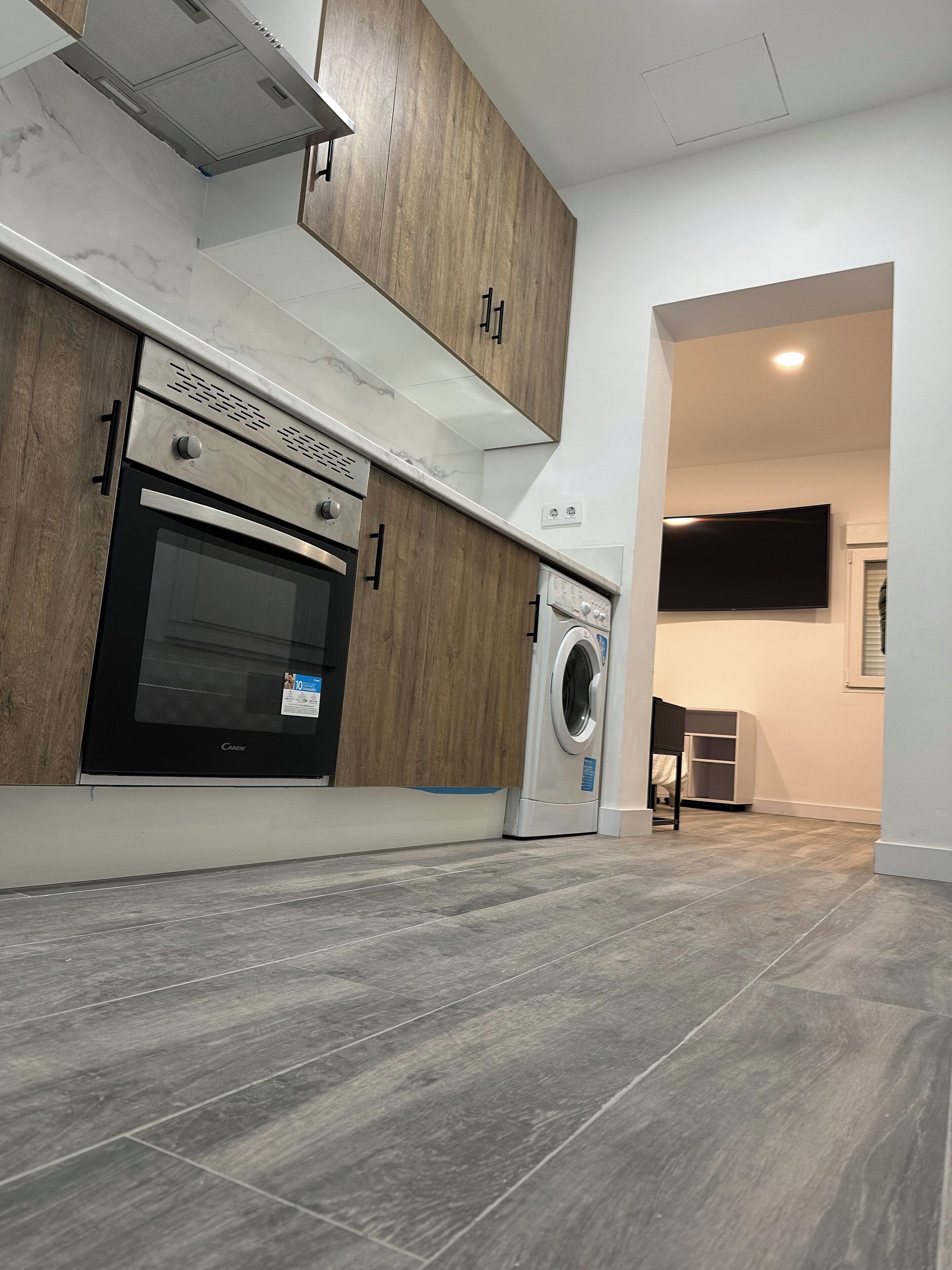 Køleskab, ovn, køkkentøj/tallerkener/redskaber