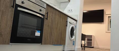 Køleskab, ovn, køkkentøj/tallerkener/redskaber