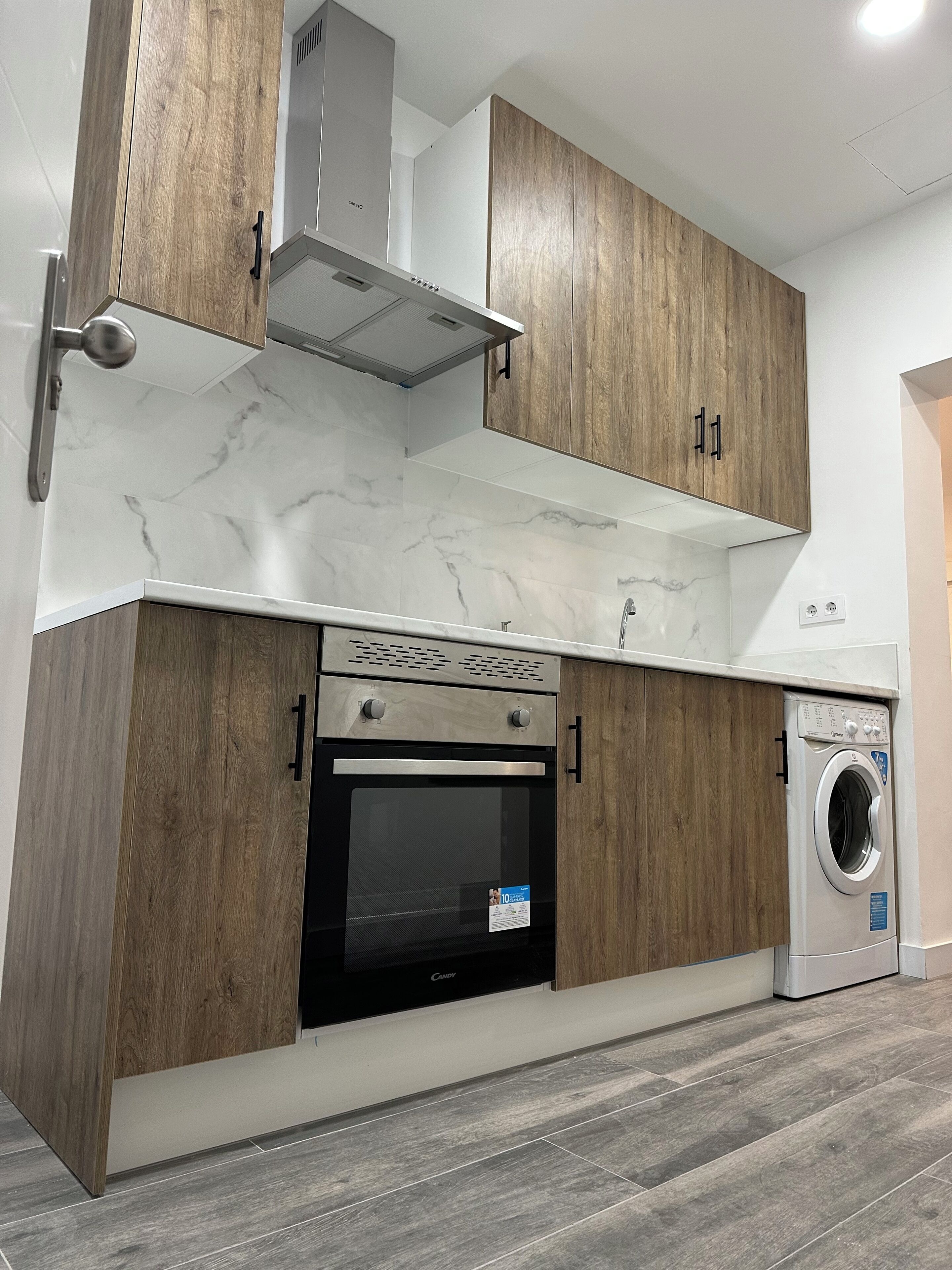 Frigorífico, horno y utensilios de cocina