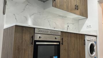 Frigorífico, horno y utensilios de cocina