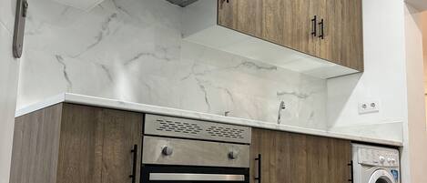 Jääkaappi, uuni, keittoastiat/astiat/ruokailuvälineet