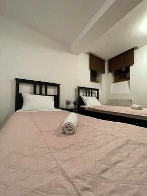 6 habitaciones, escritorio y tabla de planchar con plancha 