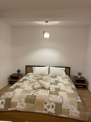 6 habitaciones, escritorio y tabla de planchar con plancha 