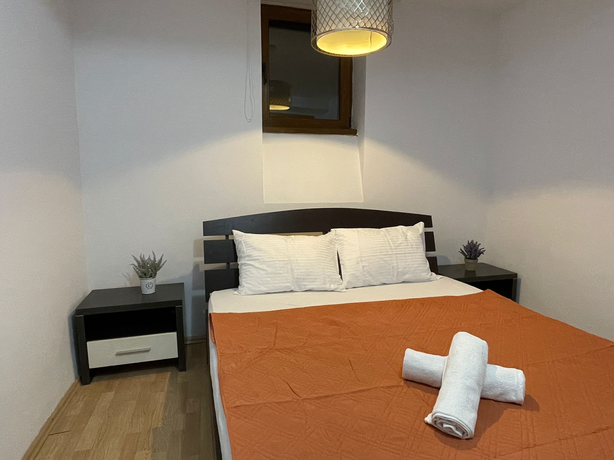 6 bedrooms, desk, iron/ironing board, travel crib