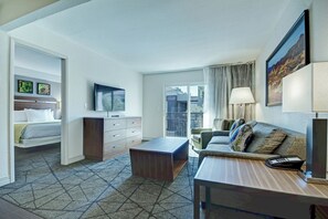 1 soverom, skrivebord, strykejern/-brett og reiseseng for barn