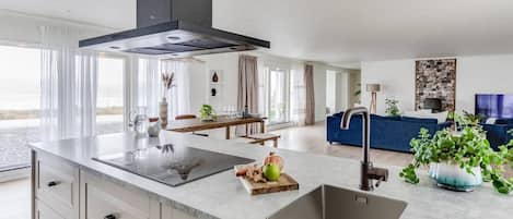 Villa | Cocina privada | Frigorífico, microondas, horno y placa de cocina