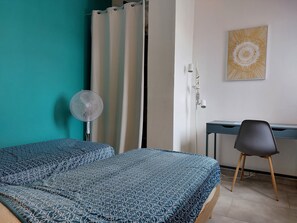 1 habitación, escritorio y ropa de cama