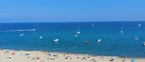 En la playa y camastros