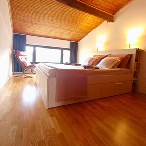 7 habitaciones, escritorio y tabla de planchar con plancha