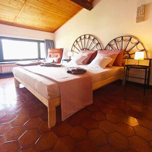 7 makuuhuonetta, työpöytä, silitysrauta/-lauta, vauvan matkasänky