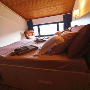 7 chambres, bureau, fer et planche à repasser, lit parapluie