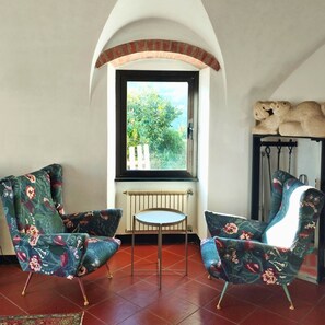 Smart-TV, Kamin, Bücher