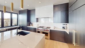 Kjøleskap, ovn, kokeplater og kaffetrakter/tekoker