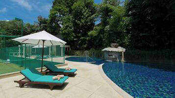 Kolam renang outdoor, dengan kursi berjemur