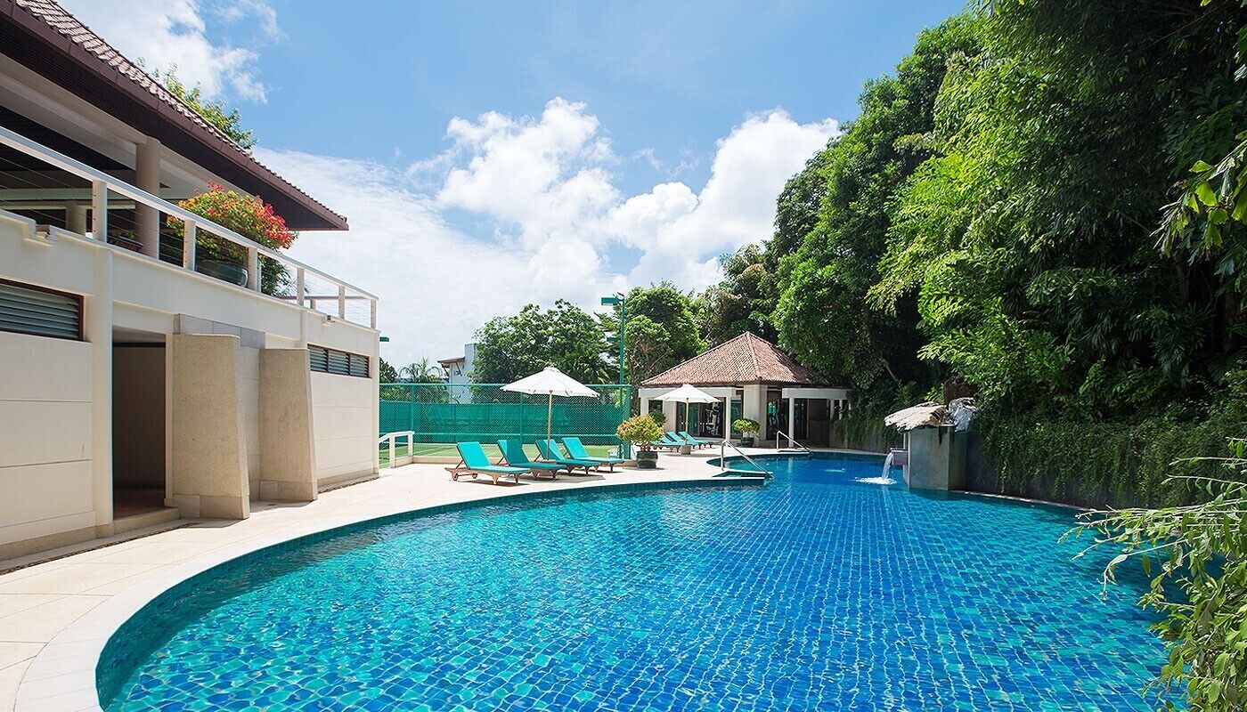 Outdoor pool, pool loungers