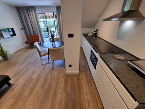 Een koelkast, een oven, een kookplaat, een vaatwasser