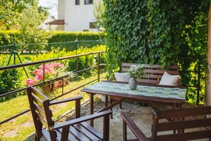 Outdoor dining - Apartmaji Koman, Bled - For 5 - Pet Friendly! (Bled)