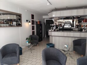 Bar (on property) - Hôtel les Thermes (Jonzac)