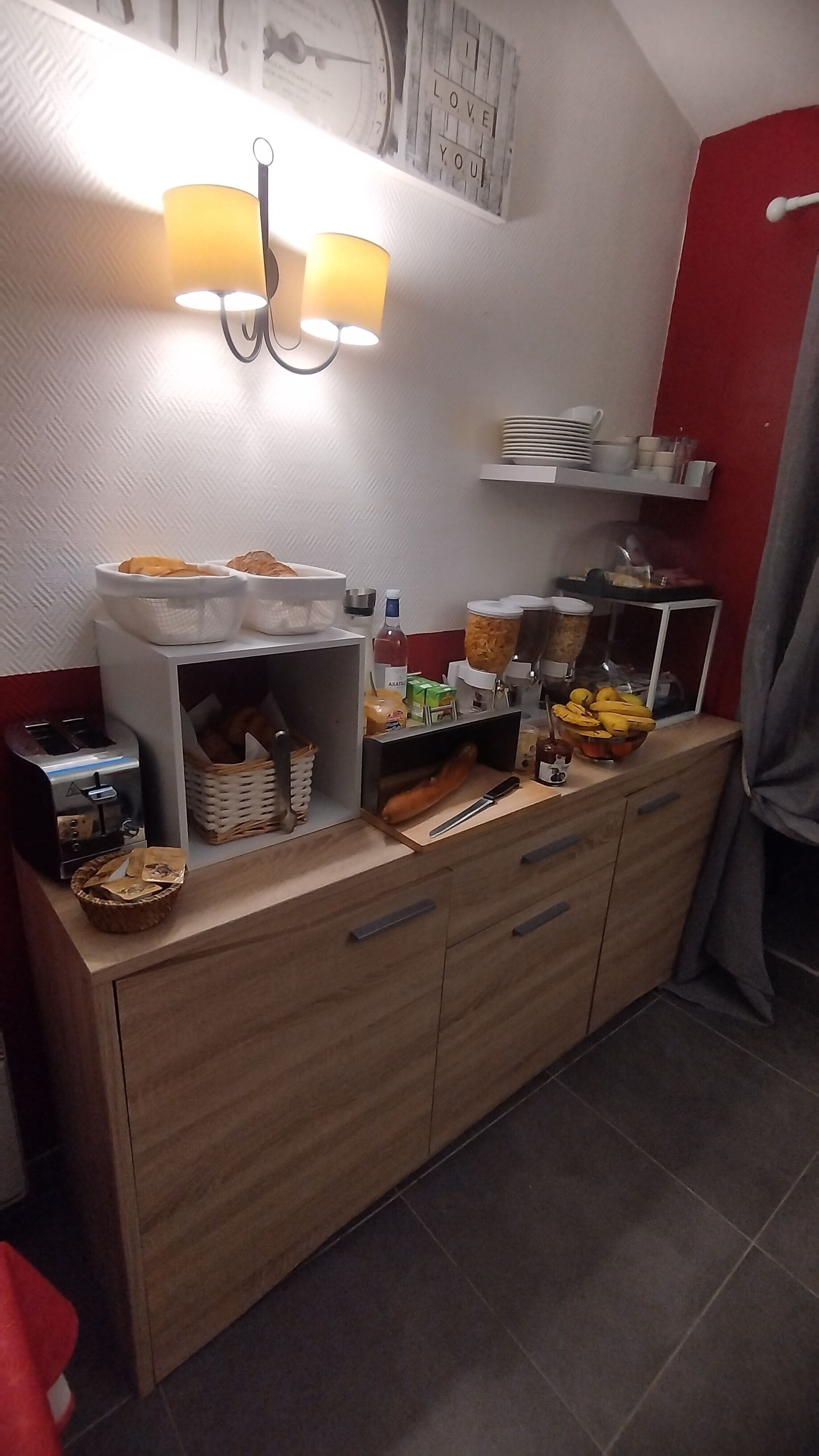 Tägliches Frühstücksbuffet (11 EUR pro Person)