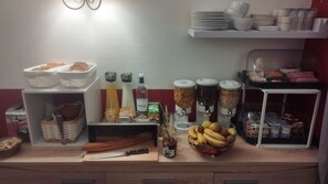 Daily buffet breakfast (EUR 11 per person) - Hôtel les Thermes (Jonzac)