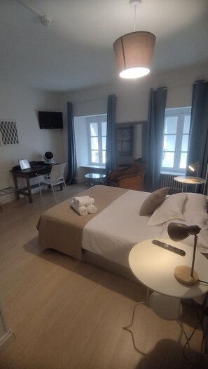 Individually decorated, free WiFi, bed sheets - Hôtel les Thermes (Jonzac)