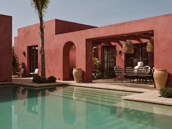 Una piscina al aire libre, una piscina climatizada