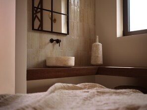 Ducha, secador de pelo, toallas y jabón