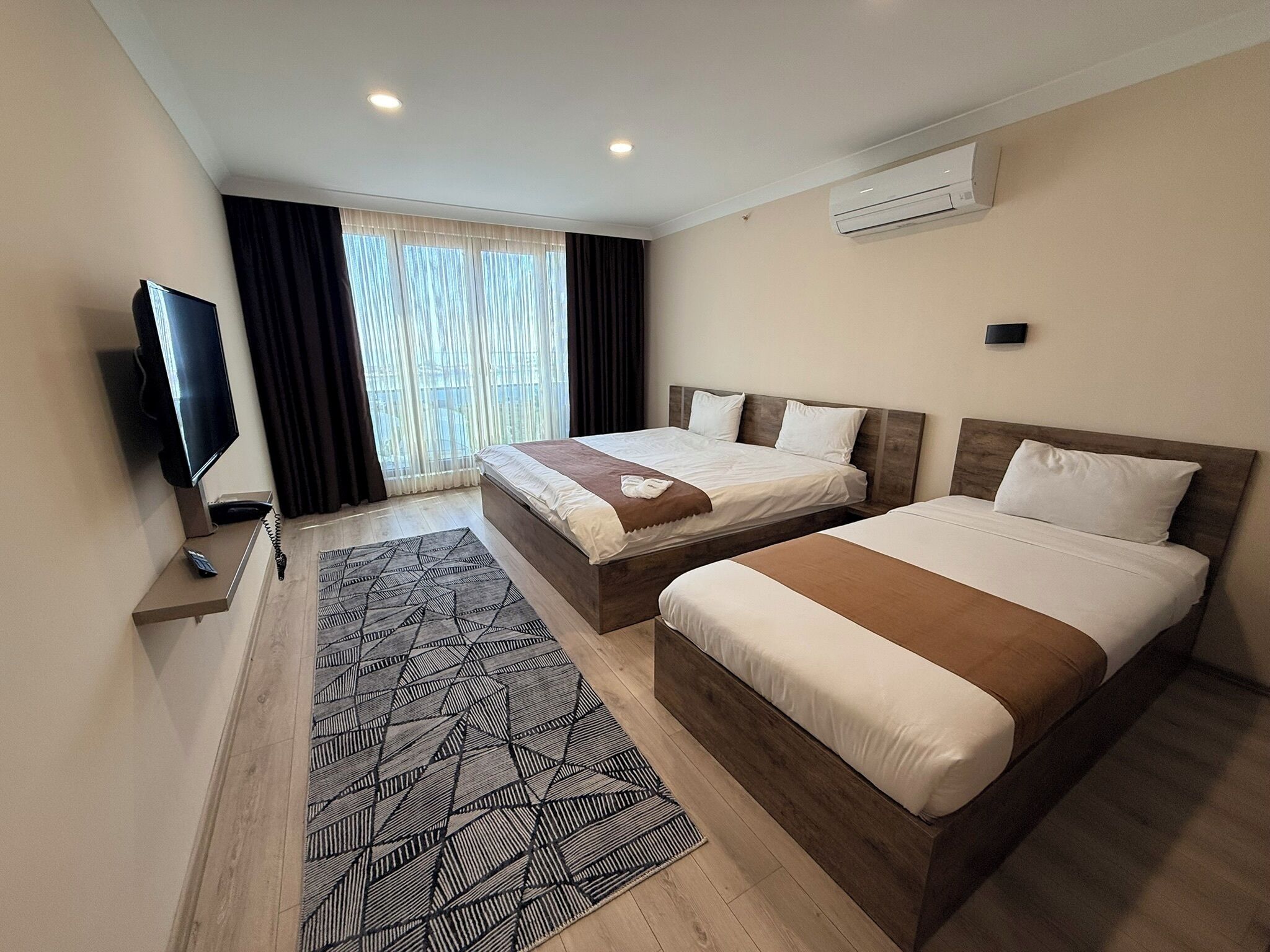 Habitación triple, balcón, mirando al mar | Sábanas de algodón egipcio y ropa de cama de alta calidad